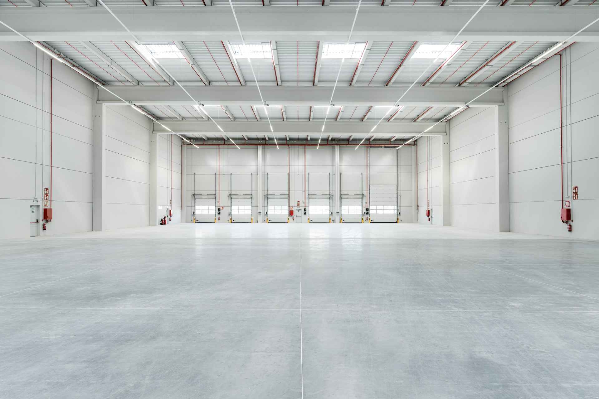 Interior nave logística con muelles de carga